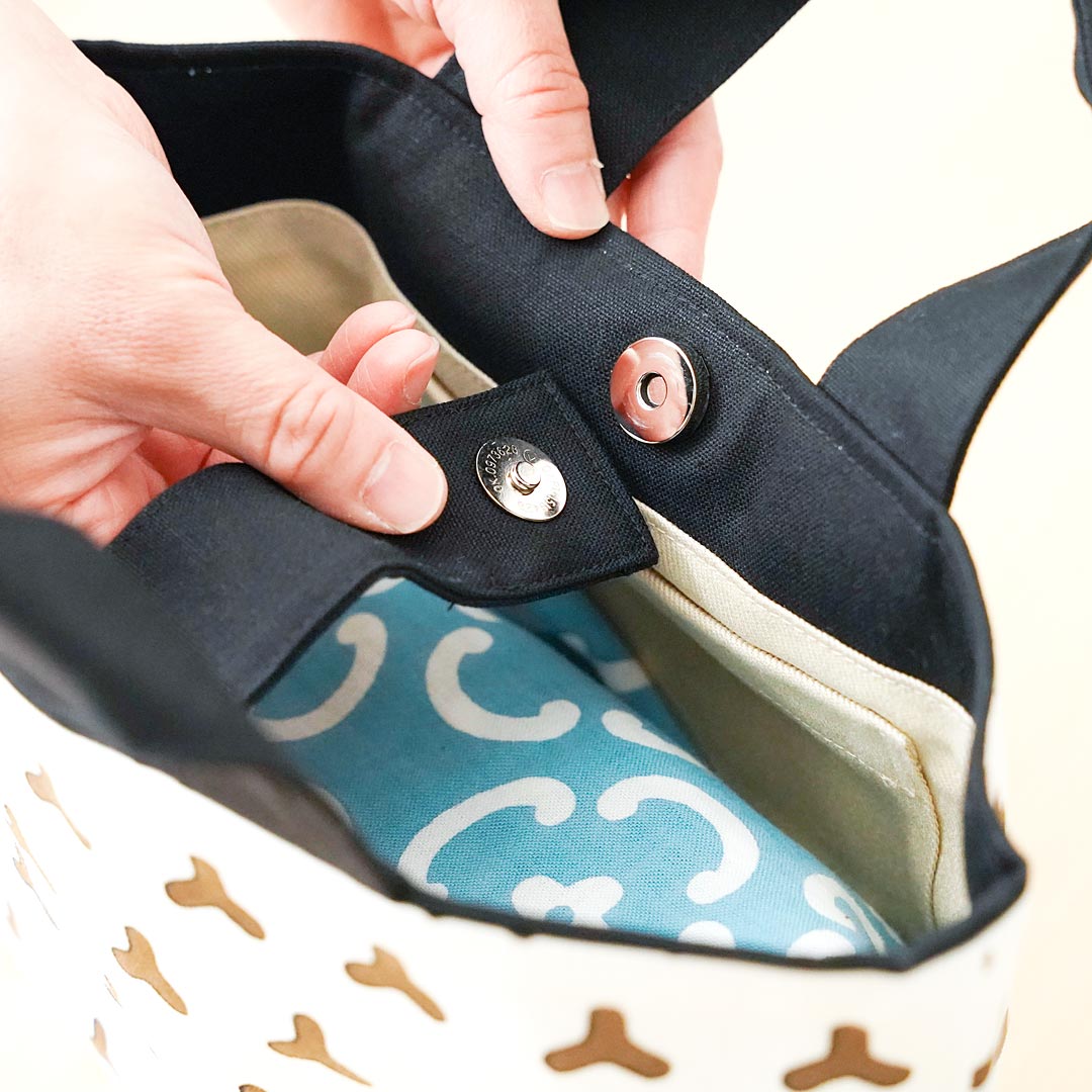 
                  
                    浅草の型染め工房本品堂（ポンピン堂）のテキスタイルトートバッグ舟形 S（スタイルa）　朧毘沙門亀甲崩し　おぼろびしゃもんきっこうくずし　文様　型染め　更銈　テキスタイル
                  
                