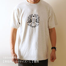 画像をギャラリービューアに読み込む, 浅草の型染め工房本品堂（ポンピン堂）のTシャツ　南天に向かい鳩　女性用フリーサイズ（WL）　男性用フリーサイズ（L） 文様　型染め　更銈　テキスタイル
