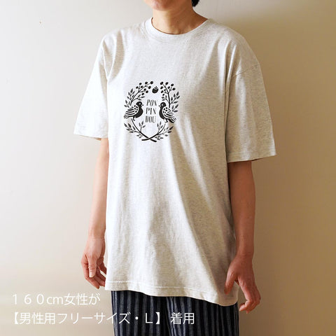浅草の型染め工房本品堂（ポンピン堂）のTシャツ　南天に向かい鳩　女性用フリーサイズ（WL）　男性用フリーサイズ（L） 文様　型染め　更銈　テキスタイル
