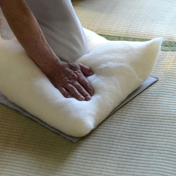 浅草の型染め工房本品堂（ポンピン堂）の型染め本縫い小座布団　招き猫　文様　型染め　更銈　テキスタイル