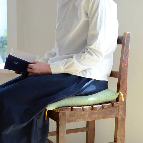浅草の型染め工房本品堂（ポンピン堂）の型染め本縫い小座布団　向かい鳥　文様　型染め　更銈　テキスタイル